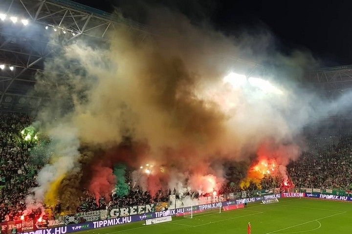 Šialení maďarskí fanúšikovia. Ohňostroj spustili priamo zo sektora